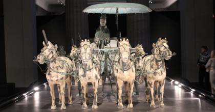 A hatalom túlvilági mása – Agyagkatonák a Szépművészeti Múzeumban