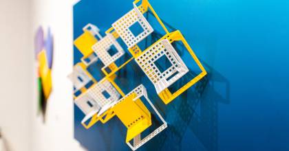 Vasarely, a MADI és a jövő képalkotói – műelemzés az óbudai Esernyős Galéria tárlata kapcsán