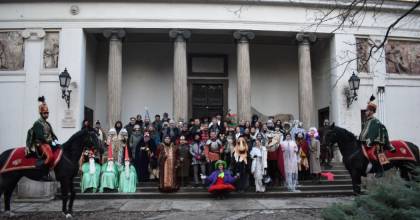 Korhű jelmezes mulatsággal robbantotta be a Strobl-évadot a Magyar Képzőművészeti Egyetem - 170 éve született az „epreskerti várúr”