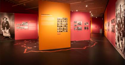 Törékeny mementóink - Fotótörténet és vizuális önismeret a Néprajzi Múzeum Vágatlanul című kiállításában