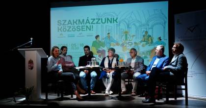 A Közösségi Jó Gyakorlat Intézménye elismerő cím átadásával és a Szakmázzunk Közösen! című szakmai nappal indult a 10. Közösségek Hete