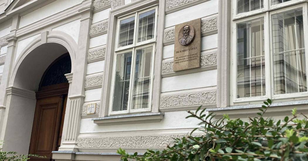 Emléktábla a zalaegerszegi múzeum homlokzatán - Korbai Károly polgármesterre emlékezünk