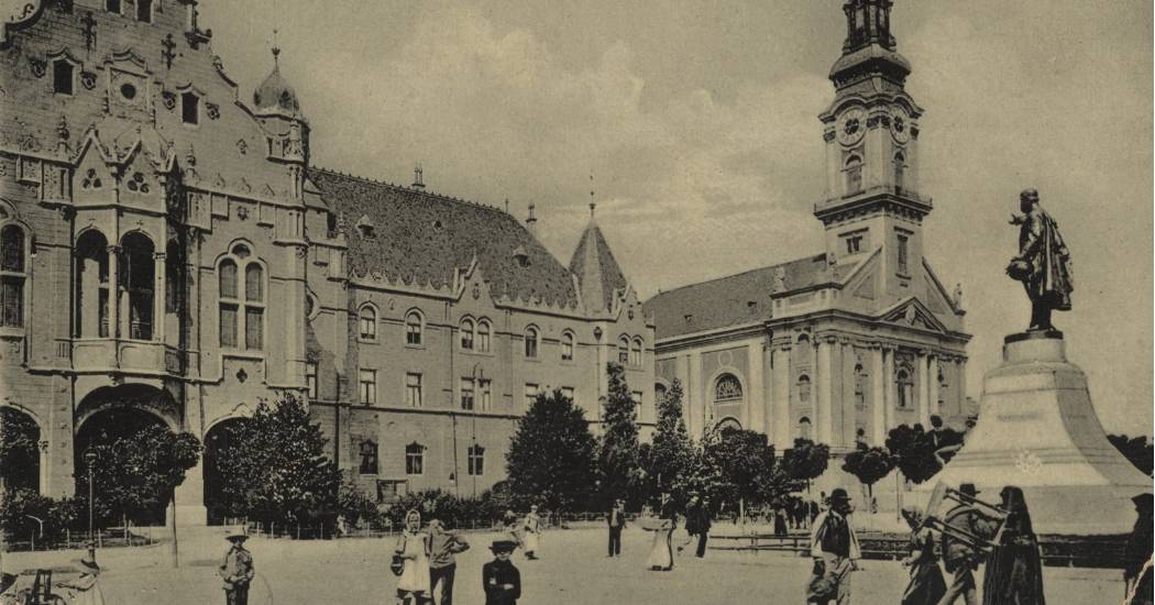 A Városházától a víztoronyig – Lechner180 szabadtéri tárlat Kecskemét főterén