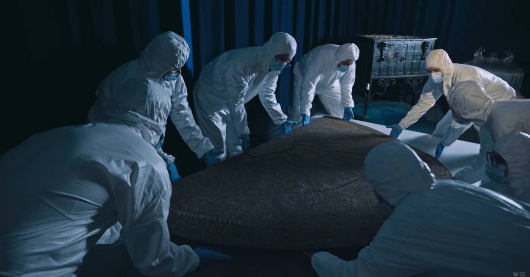 Különleges művelet a Nemzeti Múzeumban: kiemelték vitrinjéből a koronázási palástot