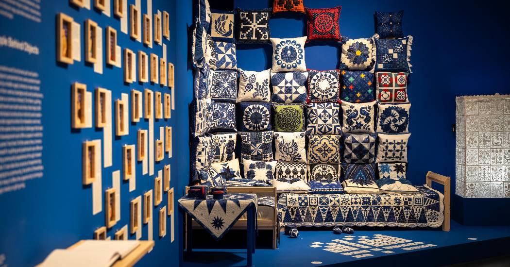 Kékítőt oldva az ég vizében – gondolatok a Néprajzi Múzeum: Foltvarrás kékben című kiállítása kapcsán