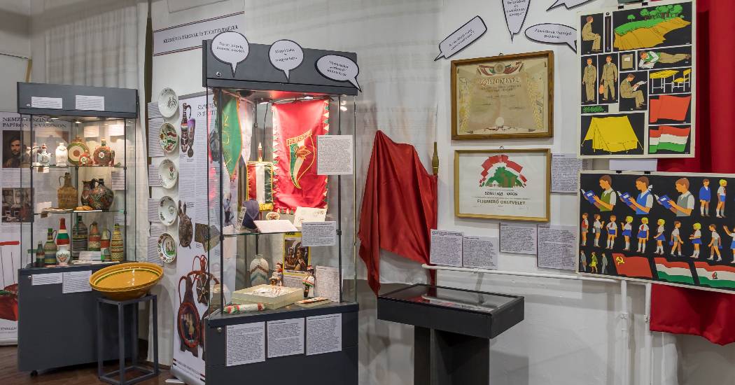 Önazonosságunk hármashangzata – gondolatok a Janus Pannonius Múzeum Trikolór-történelem – Kortalan hazafiságunk kincsei és kacatjai című kiállítása kapcsán