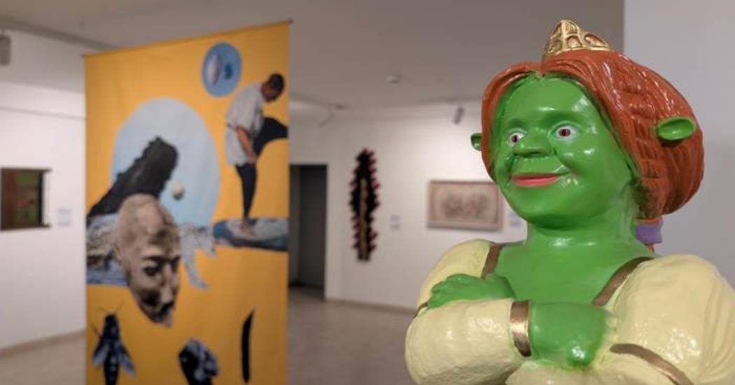 Elpusztíthatatlan tárgyak. Hétköznapi tárgyak és képzőművészet – Különleges, fenntarthatóságra hangolt kortárs tárlat nyílt a szentendrei Skanzen Galériában