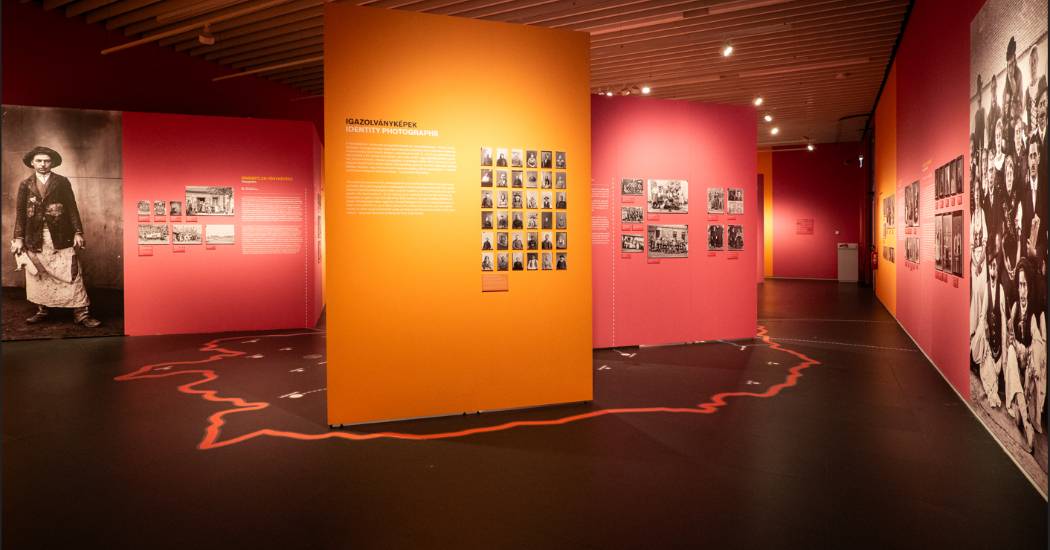 Törékeny mementóink - Fotótörténet és vizuális önismeret a Néprajzi Múzeum Vágatlanul című kiállításában